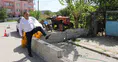 Evinin kapısına duvar örülen adam briketlerin üzerinden atlıyor