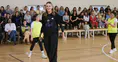 Meryem Boz cezaevinde kadınlara voleybol eğitimi verdi