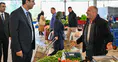 Uşak Valisi pazarda esnafın derdini dinledi