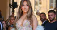 Jennifer Lopez Paris Moda Haftası'nda bakışları üzerine topladı