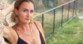 Ceyda Düvenci yeni tarzıyla tatil pozlarını paylaştı