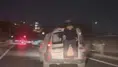 İstanbul trafiğinde akılalmaz anlar: Otomobilin kapısından sarkarak yolculuk yaptı