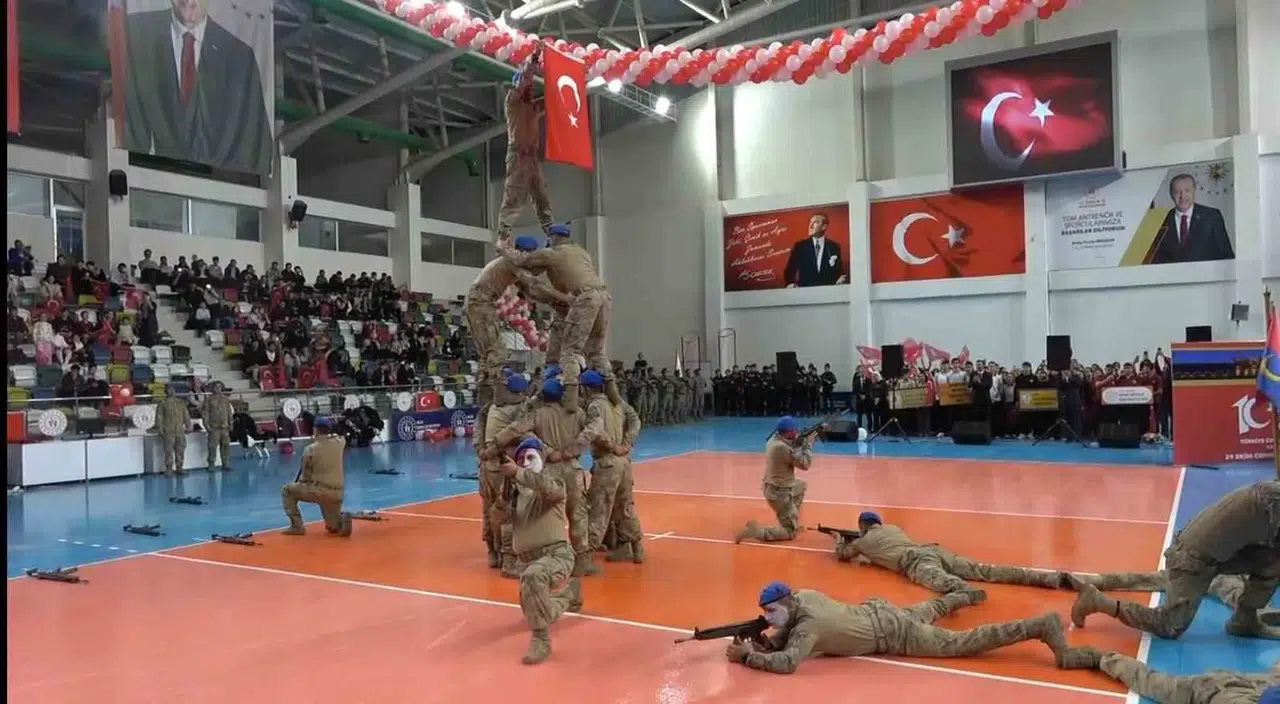 Kilis'te Cumhuriyet coşkusu: Jandarmadan nefes kesen gösteri
