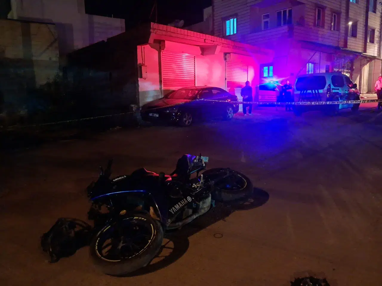 Kilis'te gece yarısı dehşeti: Rögar kapağına çarpan motosikletli yaşam mücadelesi veriyor