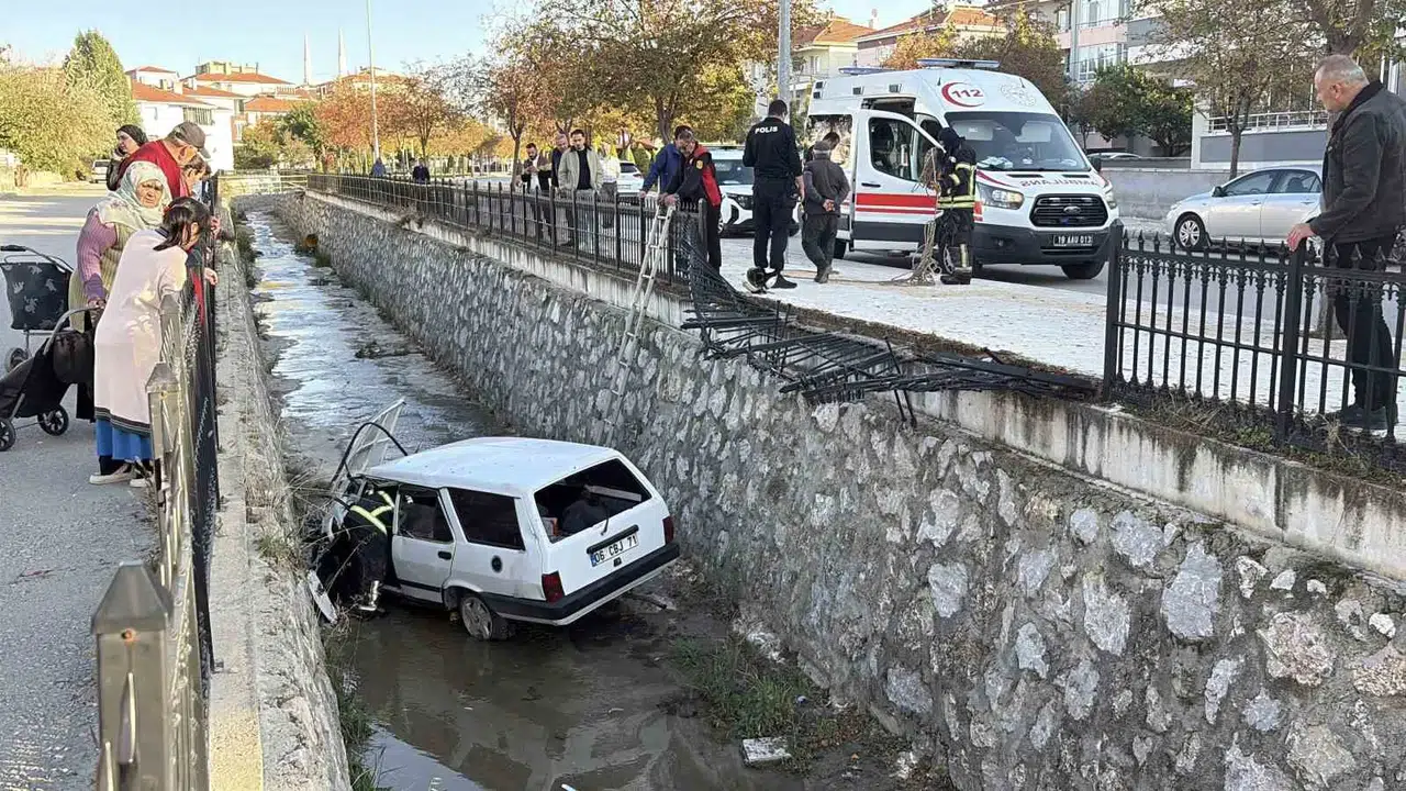 Çorum'da korkutan kaza: Kontrolden çıkan araç dere yatağına gömüldü