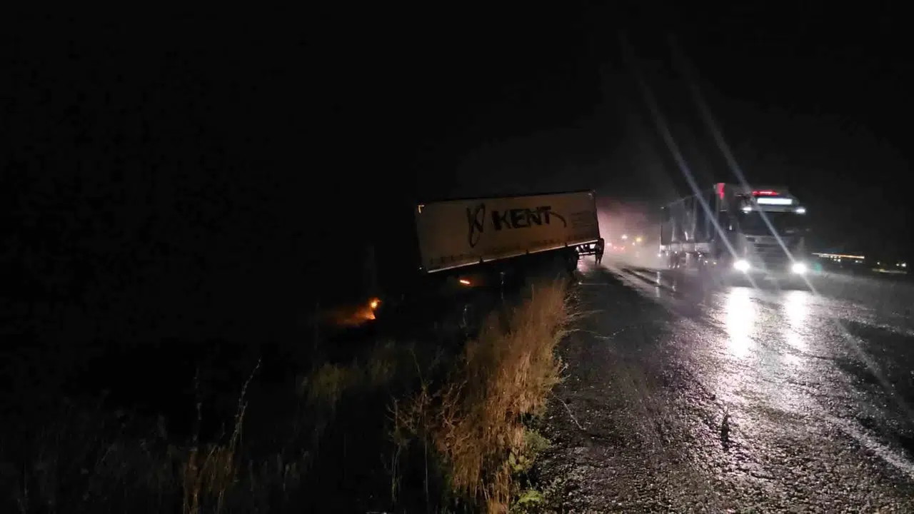 Bitlis'te direksiyon hakimiyeti kayboldu: Tonlarca ağırlıktaki araç yoldan çıktı