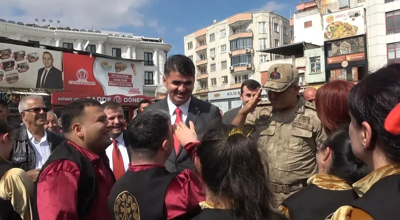 Kilis'teki yürüyüşte duygulandıran anlar: Komutanı görünce selam durdular