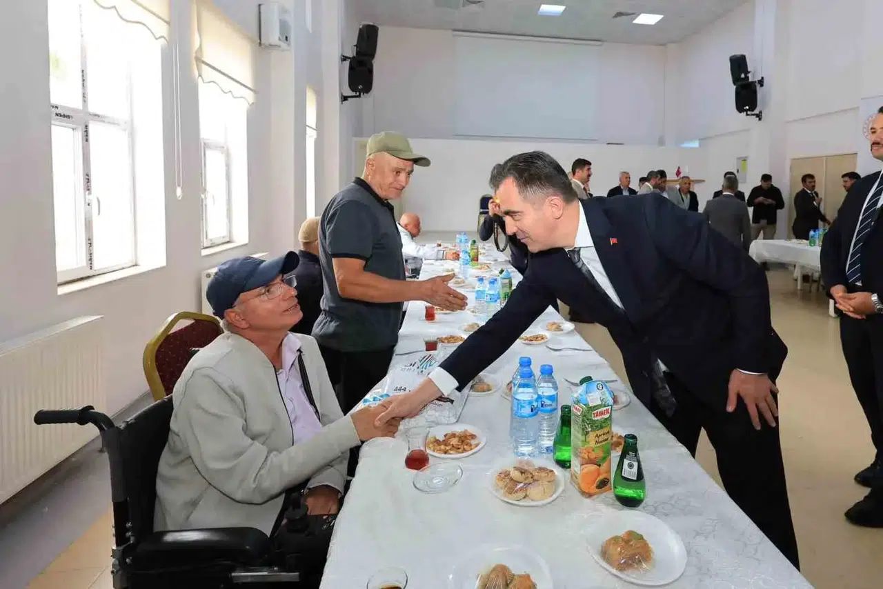 Bitlis'te duygusal buluşma: Vali Karakaya ulu çınarların elini öptü