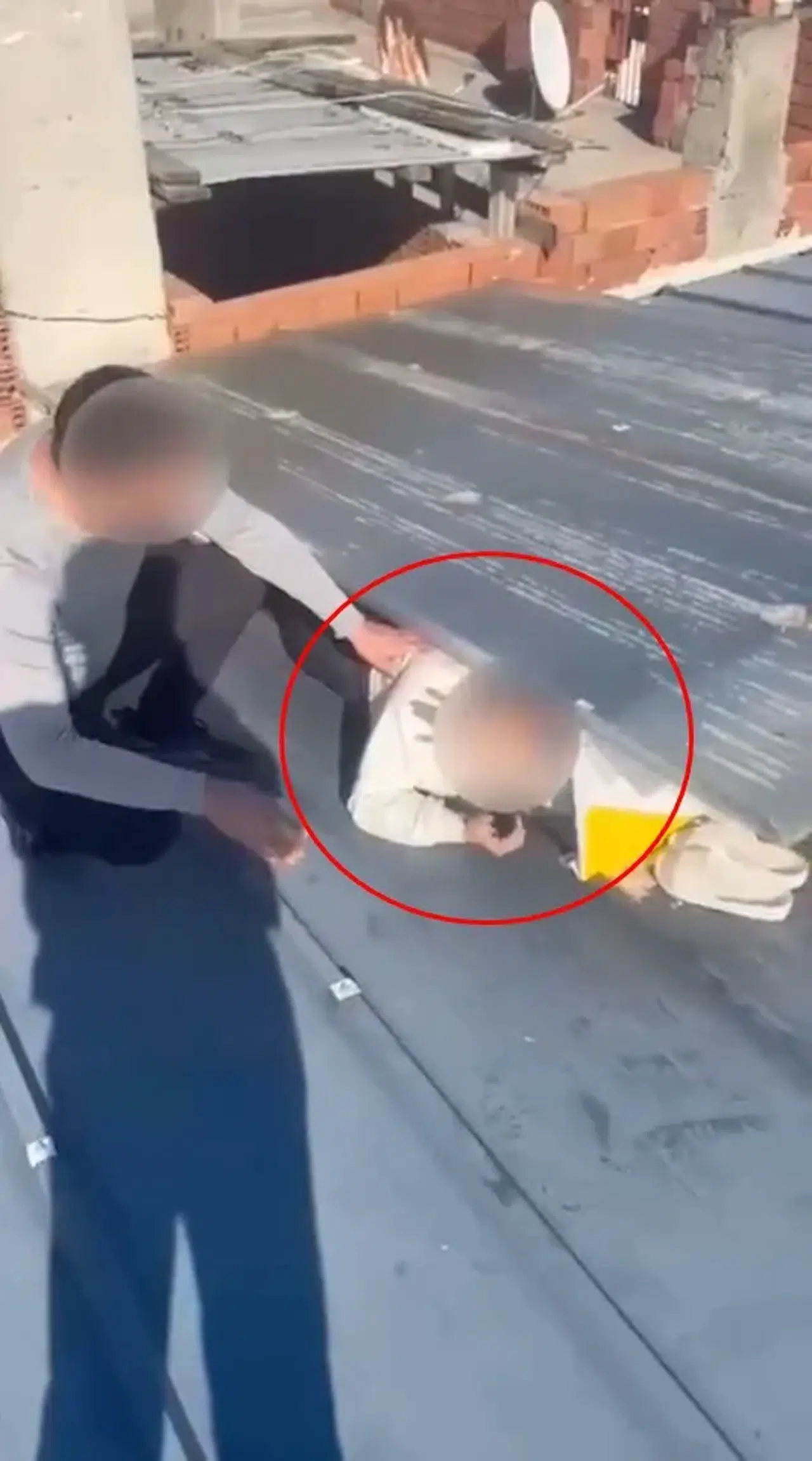 Polisten kaçmak için çatıya sığındı: 20 suç kaydı olan hükümlü kıskıvrak yakalandı
