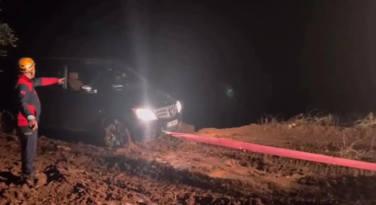 Kilis'te gece yarısı kabusu: Çamura saplanan araçlar için seferberlik