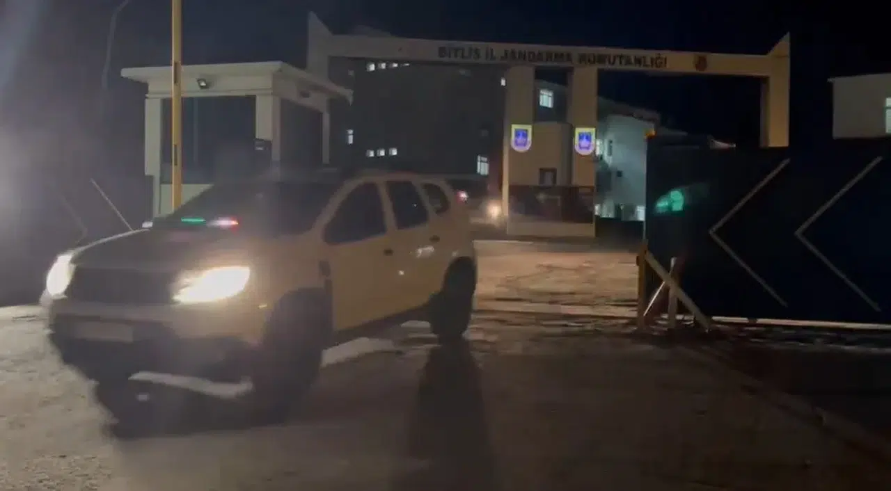 Bitlis'te zehir tacirlerine jandarma darbesi: Araçlarda esrar ve metamfetamin çıktı