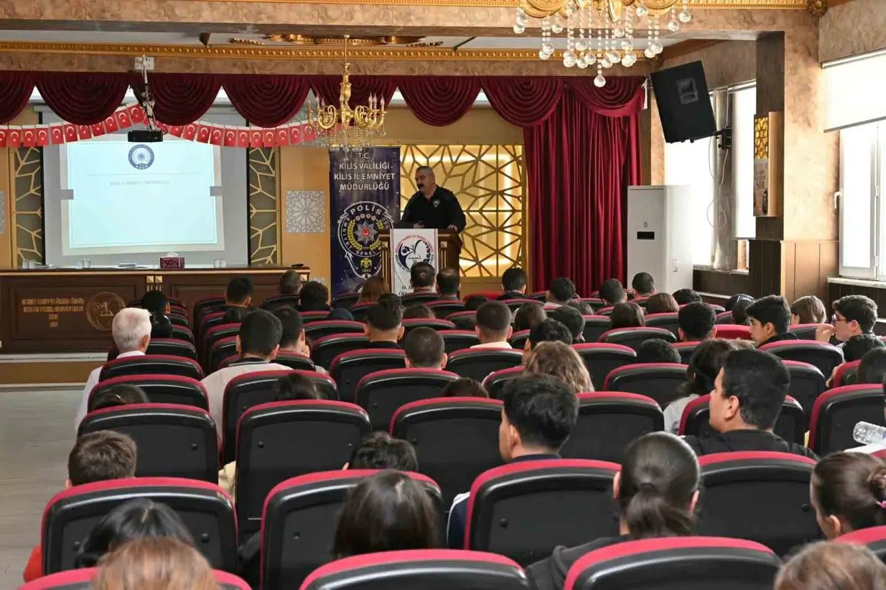 Kilis'te emniyetten gençlere kritik uyarı: Dijital dünyadaki tuzaklara dikkat