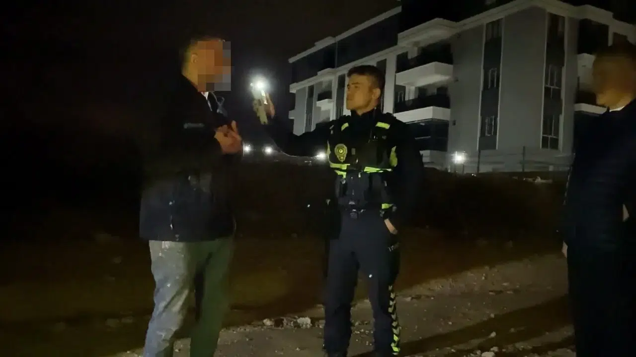 Polisten kaçarken yakalandılar: Direksiyon başında kim vardı kavgası karakolda bitti