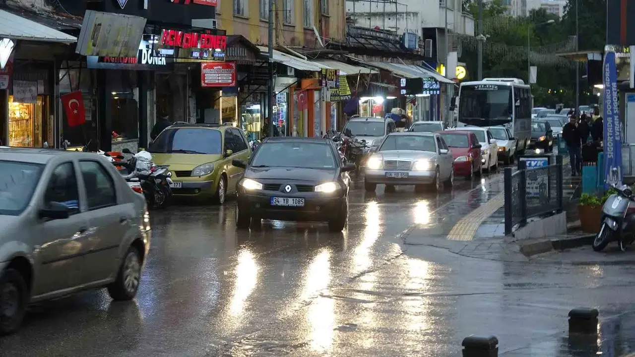 Kilis'te yağmur bereketi trafiği yavaşlattı: Sürücüler teyakkuzda