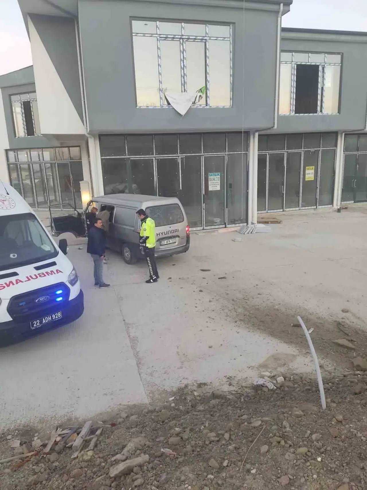 Polisten kaçarken duvara tosladılar: Kamyonetteki 5 kişi hastanelik oldu
