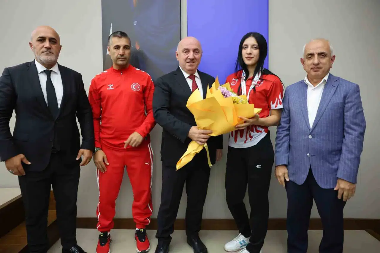 Darıca'nın gururu dünya sahnesinde zirveye çıktı: Şampiyon sporcuya meclisten altın ödül