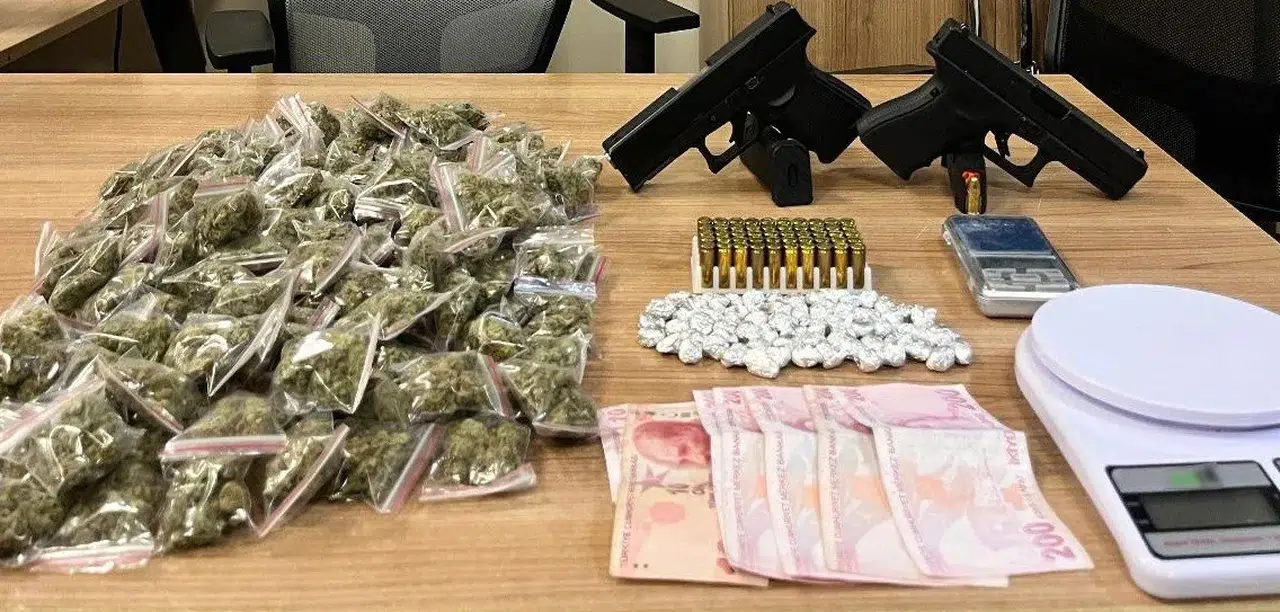 Esenyurt’ta polisten zehir tacirlerine operasyon