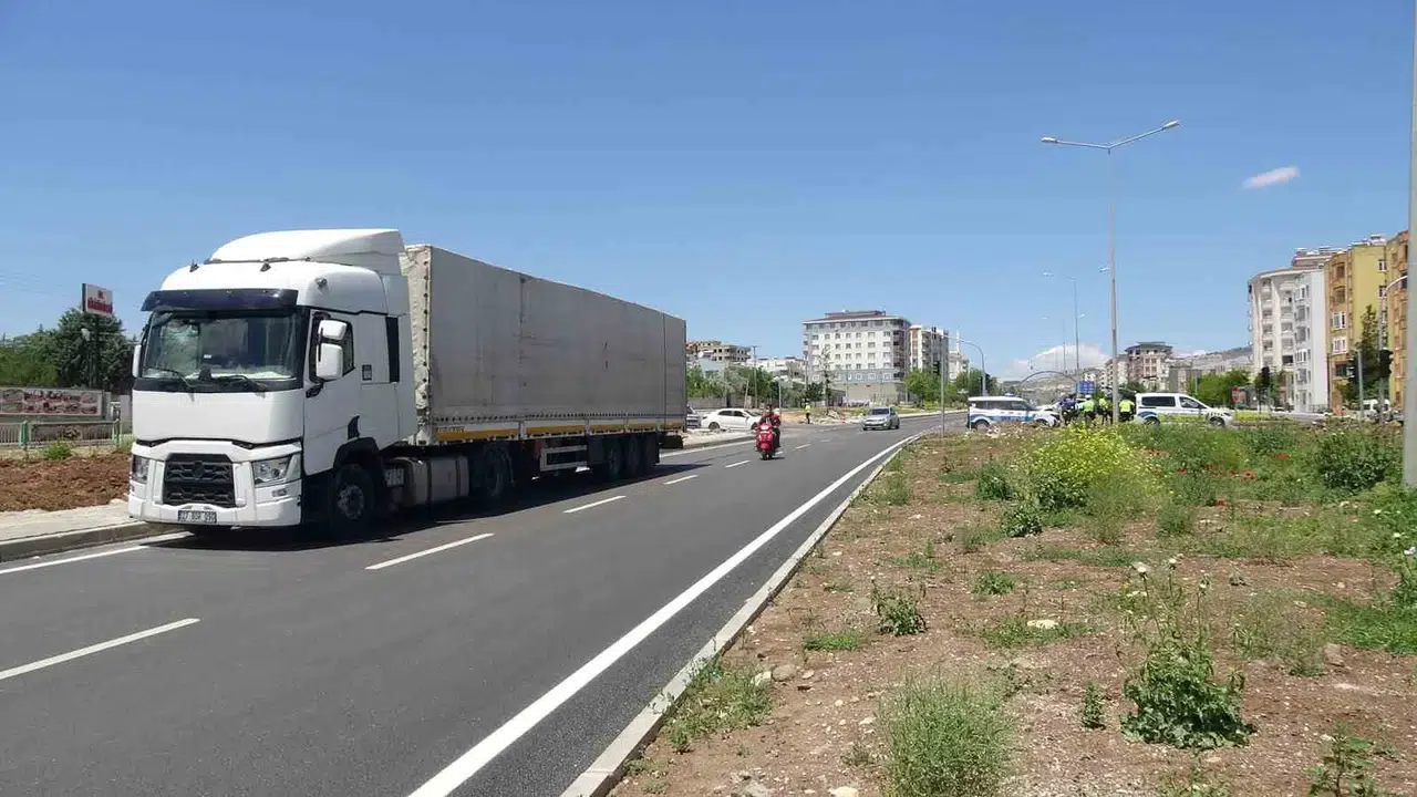 Kilis'te tır ve motosiklet çarpıştı İki kişi hastanelik oldu