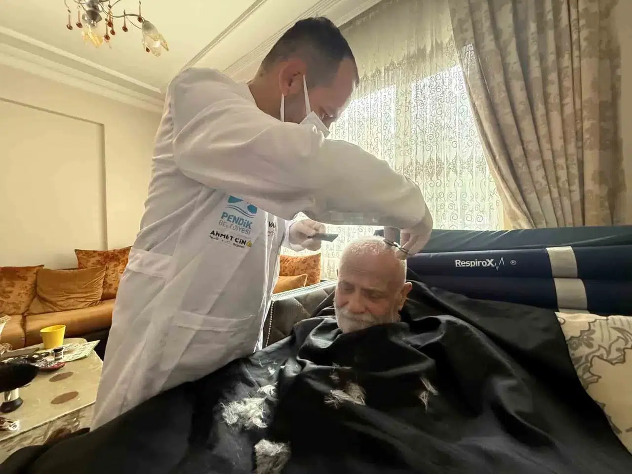Pendik Belediyesi yatağa bağımlı vatandaşların evine kuaför gönderiyor