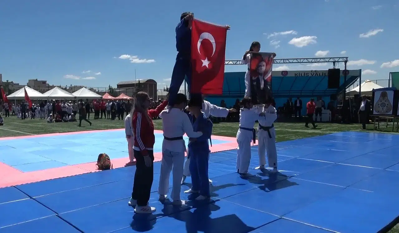 Kilis'te 19 Mayıs kutlamalarında öğrencilerden nefes kesen gösteri