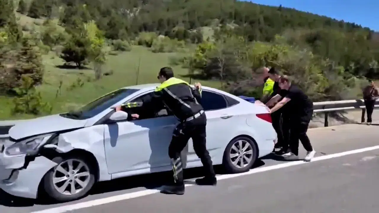 Bolu trafiğinde polisten pratik çözüm