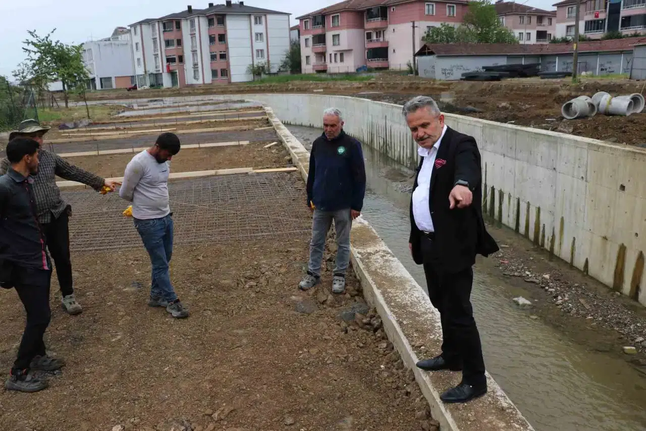Cumayeri merkezinde dere yatağı güvenli hale getiriliyor