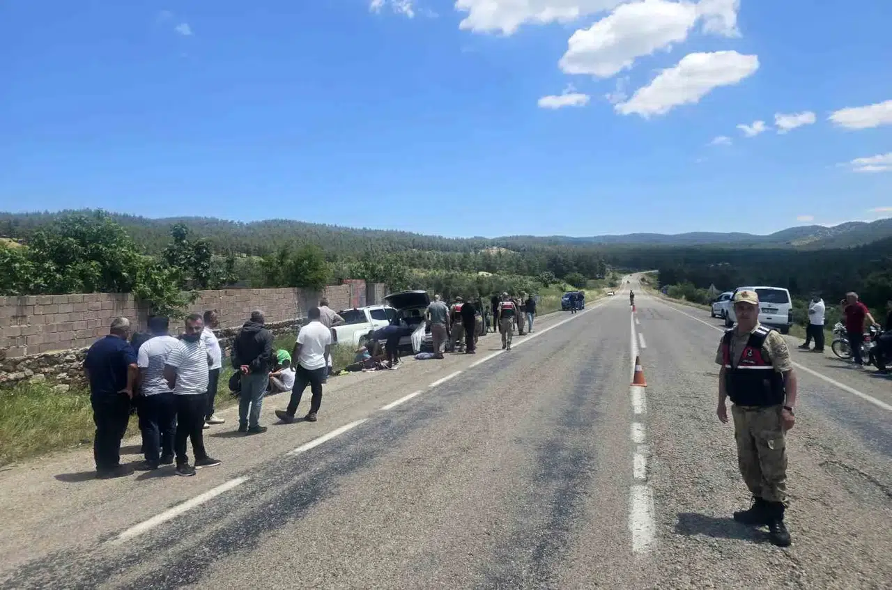 Kilis'te köy yolunda iki araç çarpıştı 9 kişi hastanelik oldu