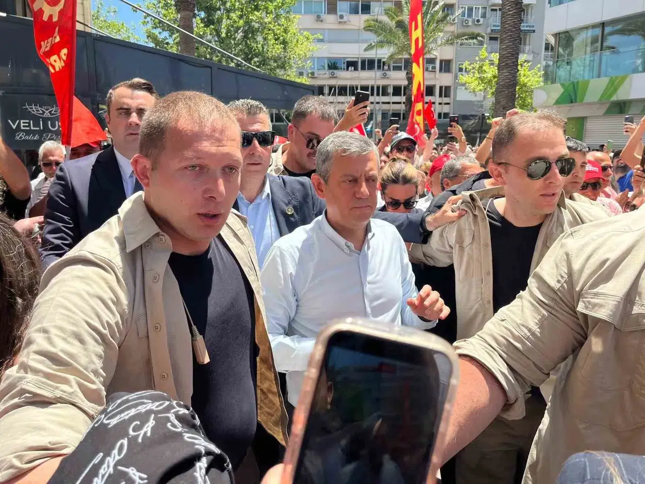 İzmir’de miting krizi Cumhuriyet Meydanı’nda polisten müdahale