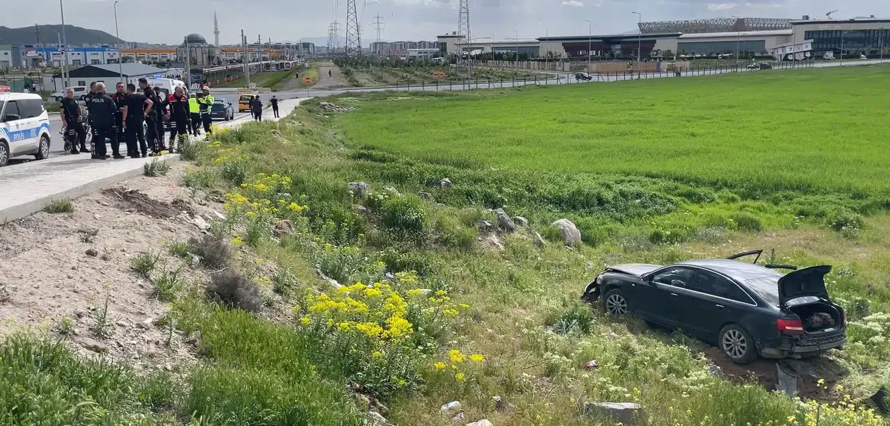 Ehliyetsiz sürücünün polisten kaçışı şarampolde bitti