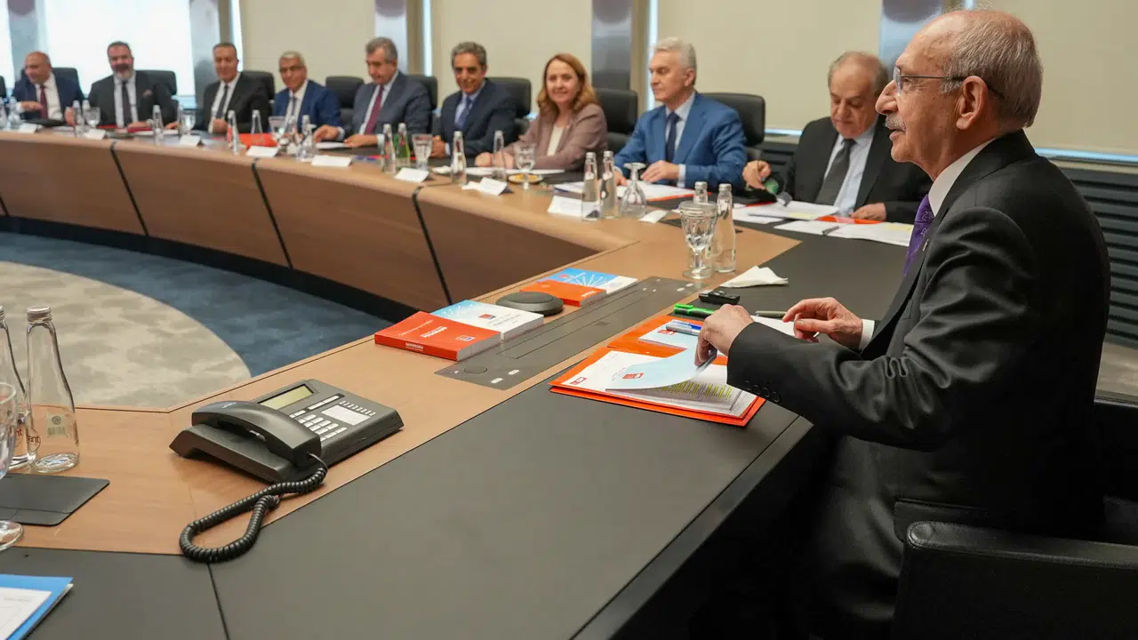 CHP’de kritik çarşamba: İhraç listeleri masada, 900 imza genel merkeze gidiyor
