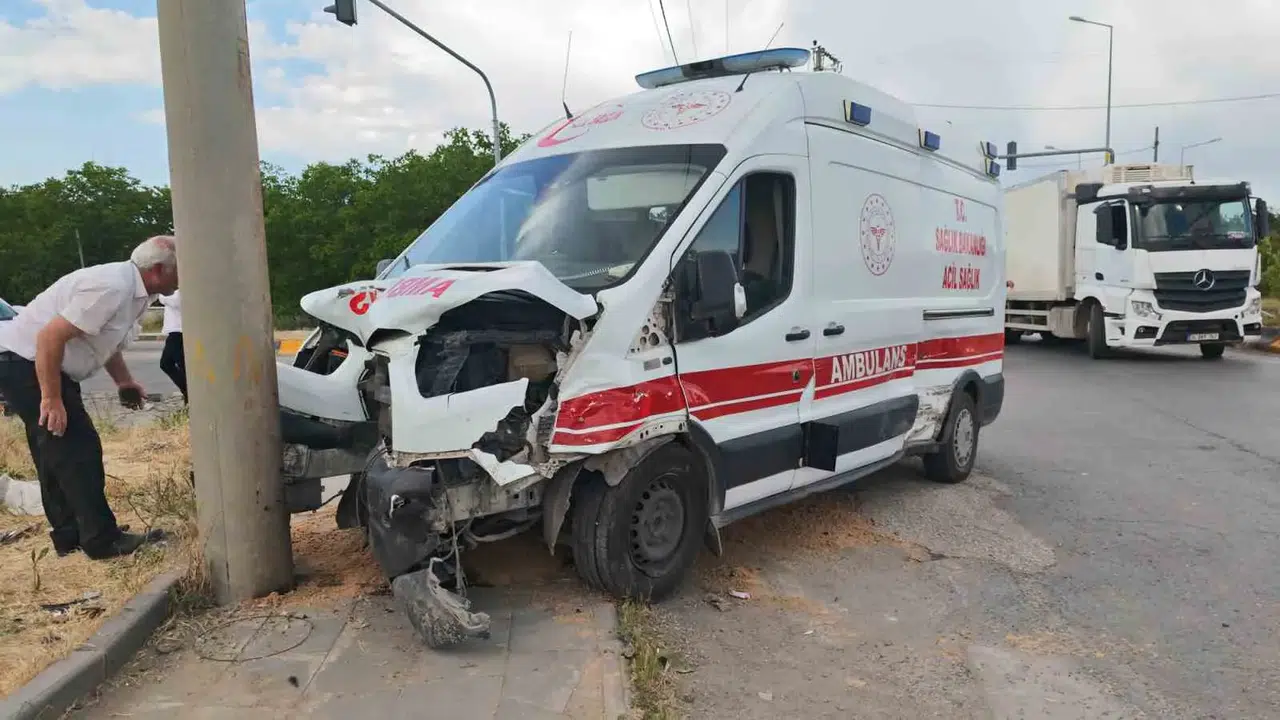Bitlis’te kavşak kazası Ambulans ve otomobil çarpıştı