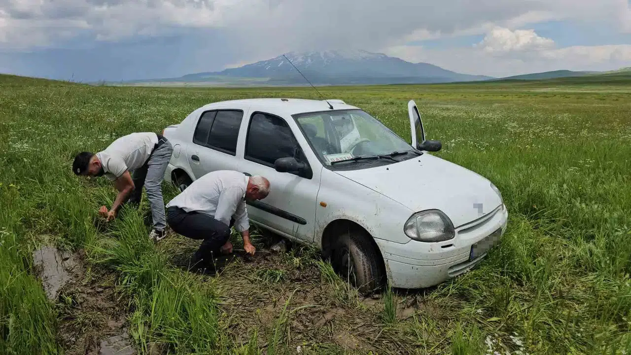 Bitlis'te beş saatlik çamur mücadelesi