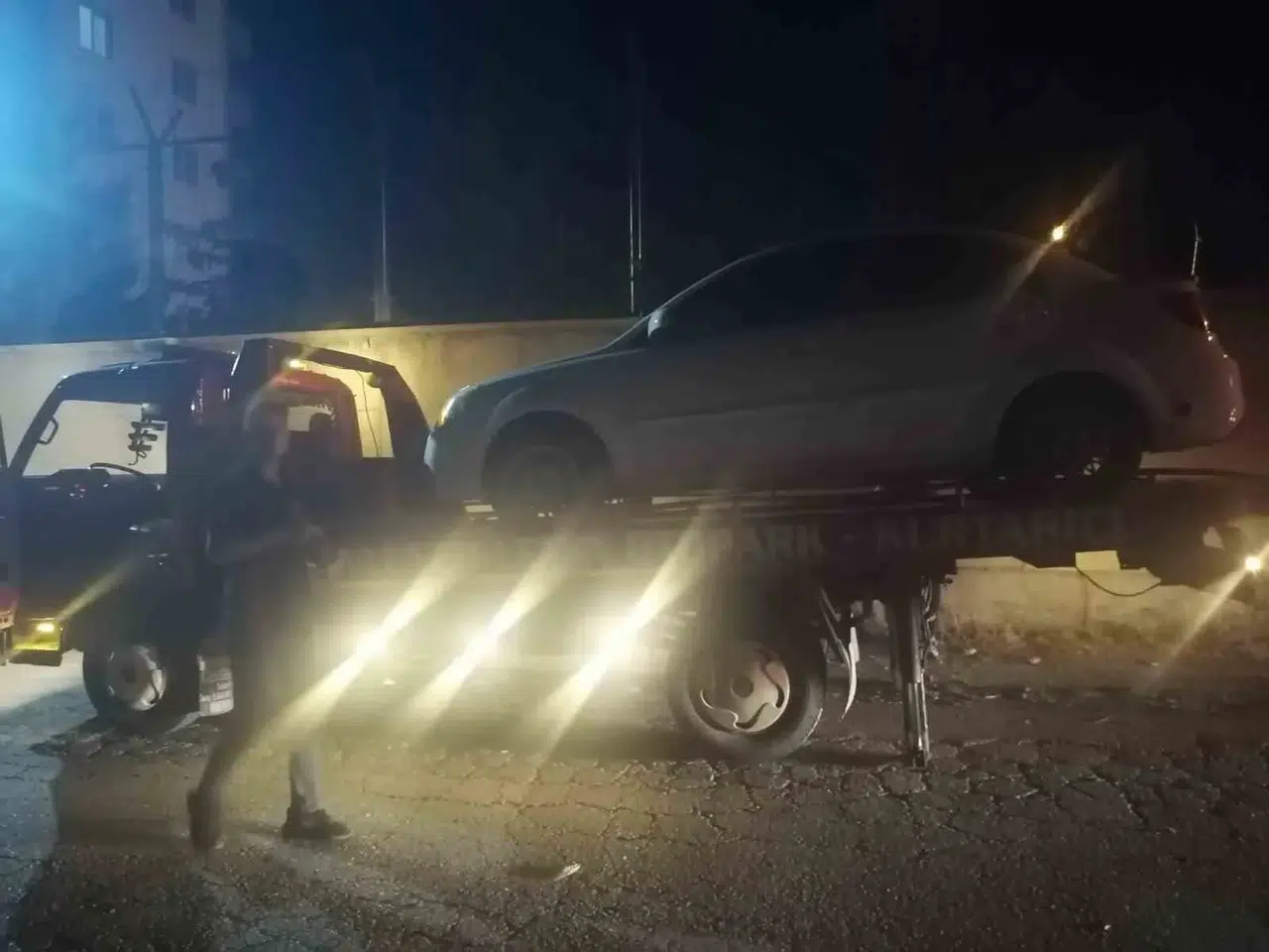 Kilis’te karakol yolunu tıkayan araçlar çekiciyle toplandı