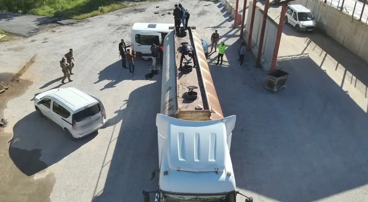 Bitlis'te yakıt tankerinden 30 kaçak göçmen çıktı