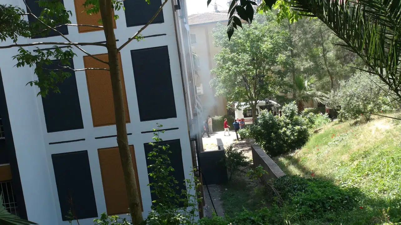 Kilis'te bir ev kül oldu dört kişi hastanelik oldu