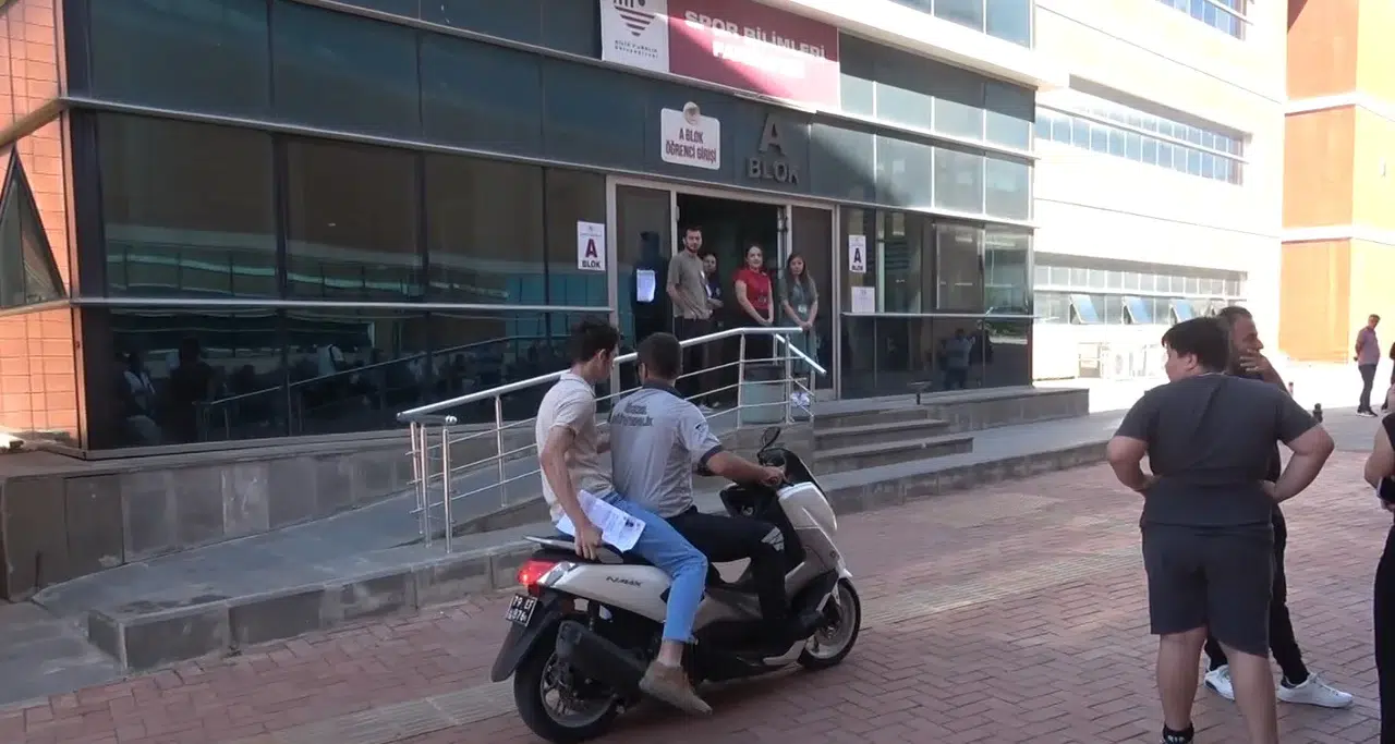 Kilis’te YKS telaşı Saniyelerle yarışan adayı güvenlik görevlisi kurtardı