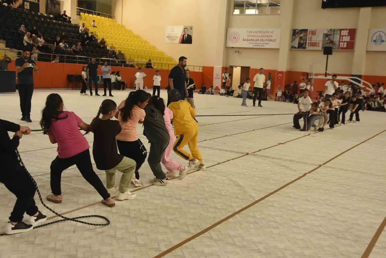 Bitlis'te ekran başından kalkan çocuklar sahada yarıştı