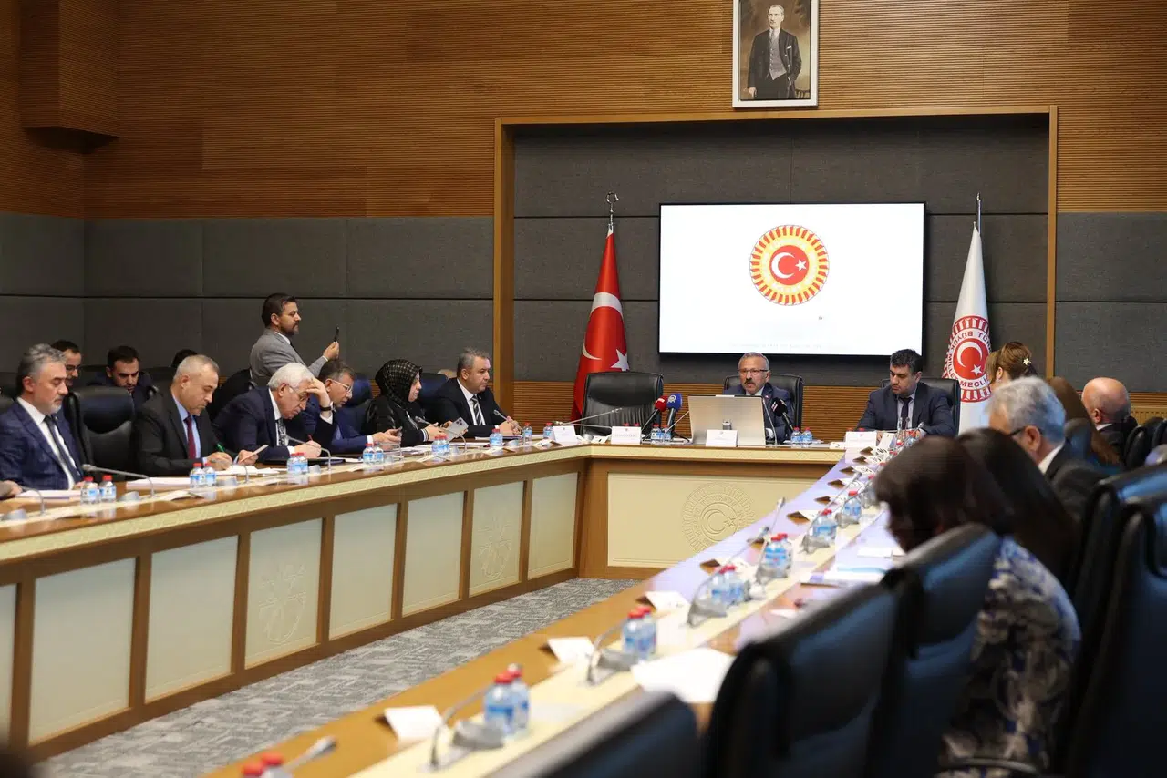 Meclis'te şiddet gündemli toplantı protesto ile bölündü