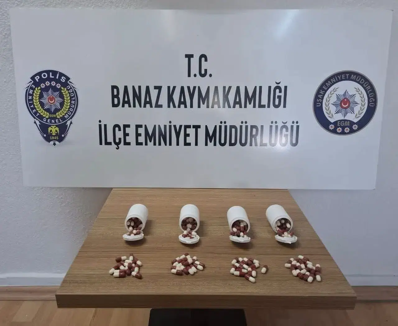 Uşak’ta polisten kaçan şüphelilerin attığı poşetten uyuşturucu çıktı