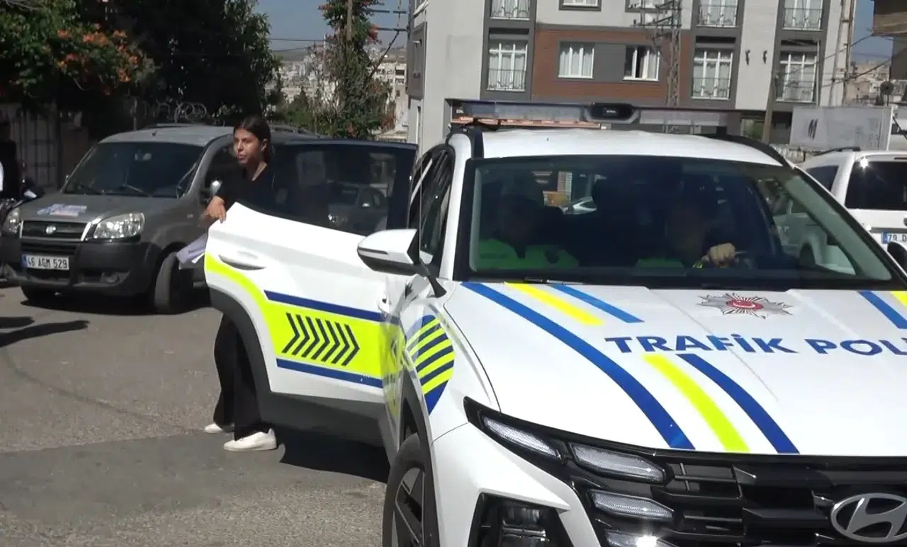 Kilis'te sınava yetişemeyen öğrenciyi polisler okula yetiştirdi