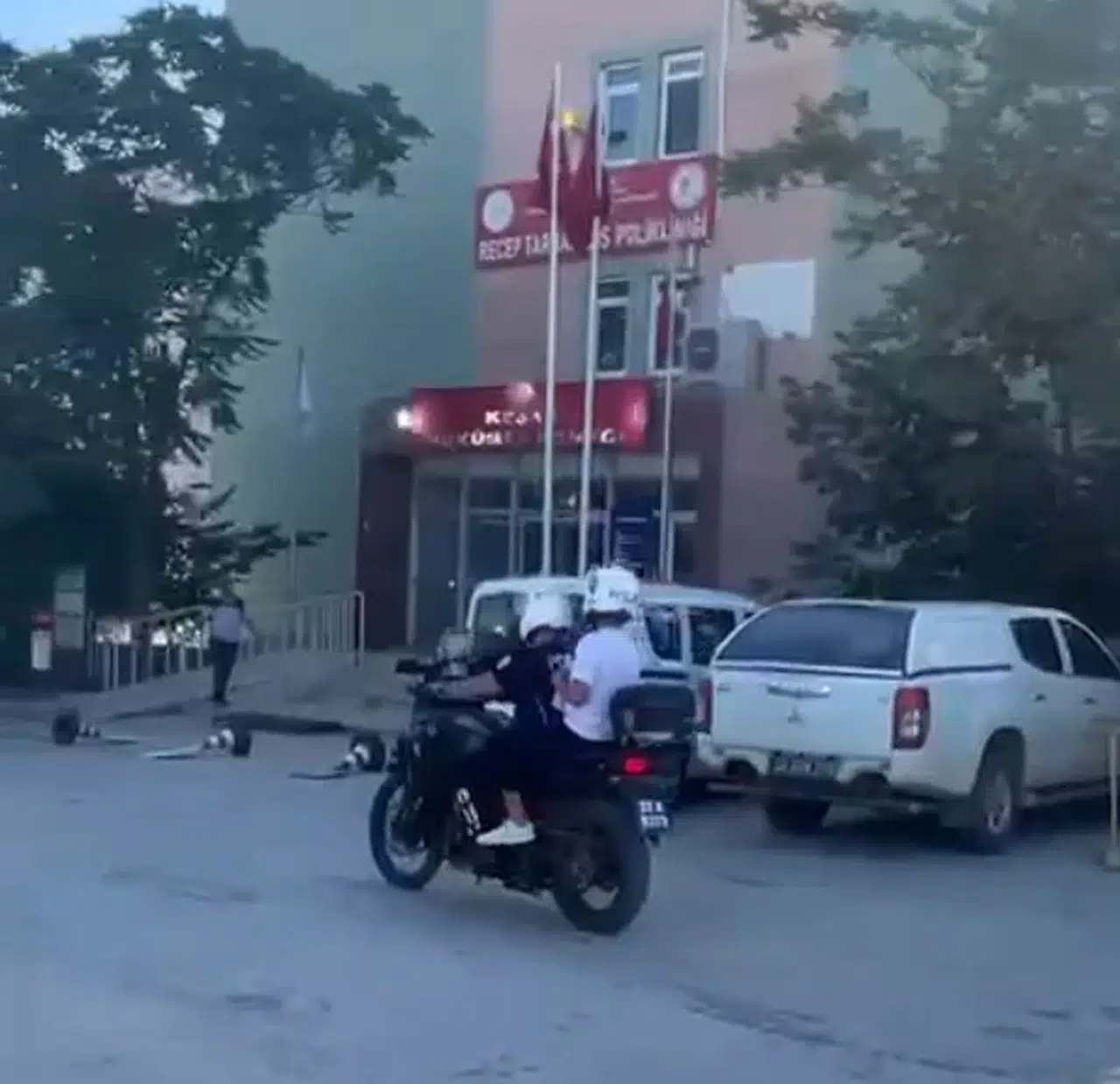 YKS günü polisten öğrencilere hayat kurtaran hızır servisi