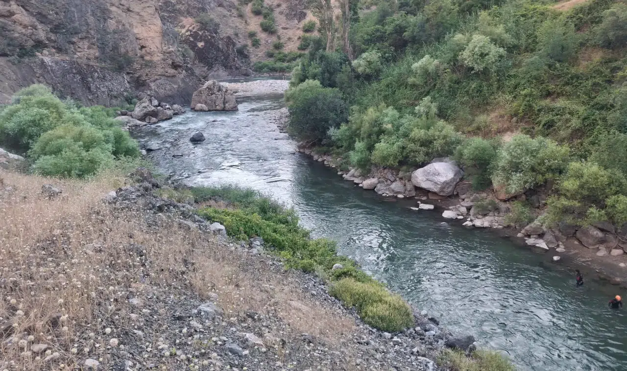 Bitlis'te serinlemek isteyen üç kardeşten biri hayatını kaybetti