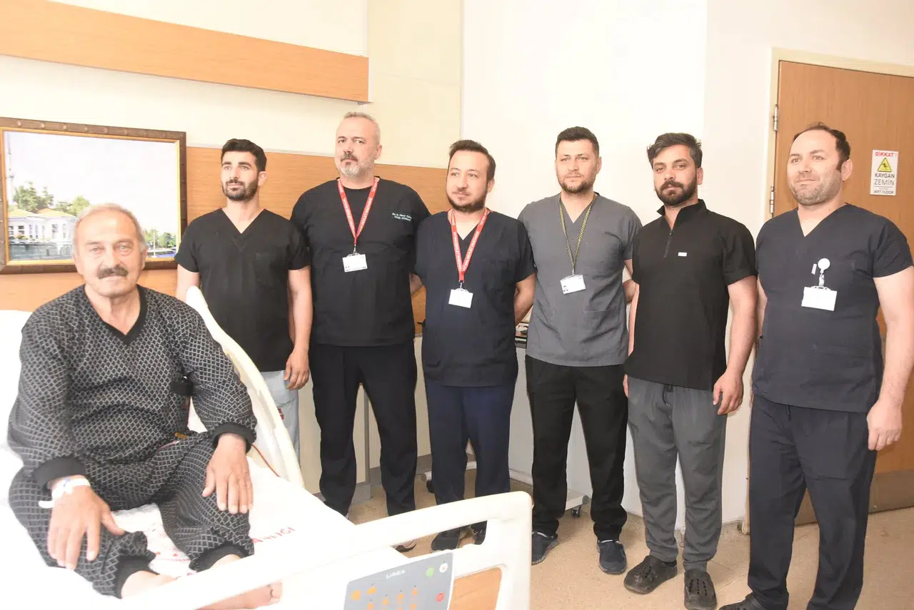 Bitlis'te tıp dünyasında büyük başarı 70 yaşındaki hastaya zorlu operasyon