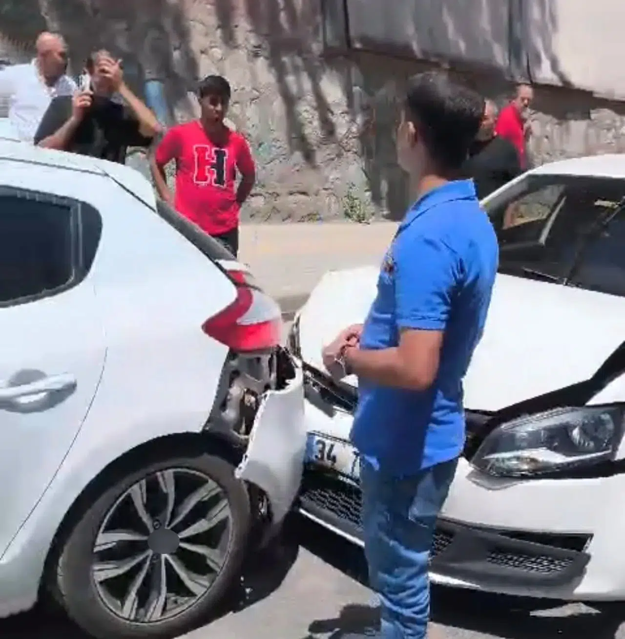 Bitlis'te otomobillerin çarpıştığı kazada can kaybı yaşanmadı
