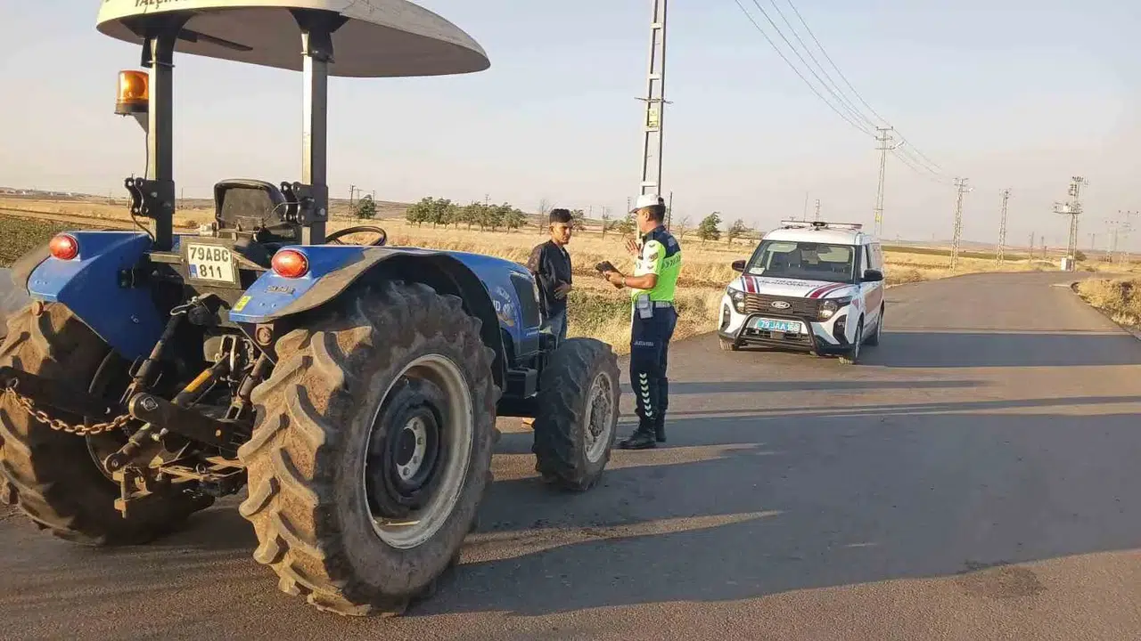 Kilis'te jandarma traktör sürücülerini uyardı