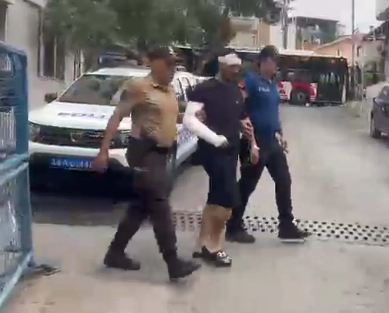 İzmir'de polisten kaçan firari 4 metre yükseklikten yere çakıldı