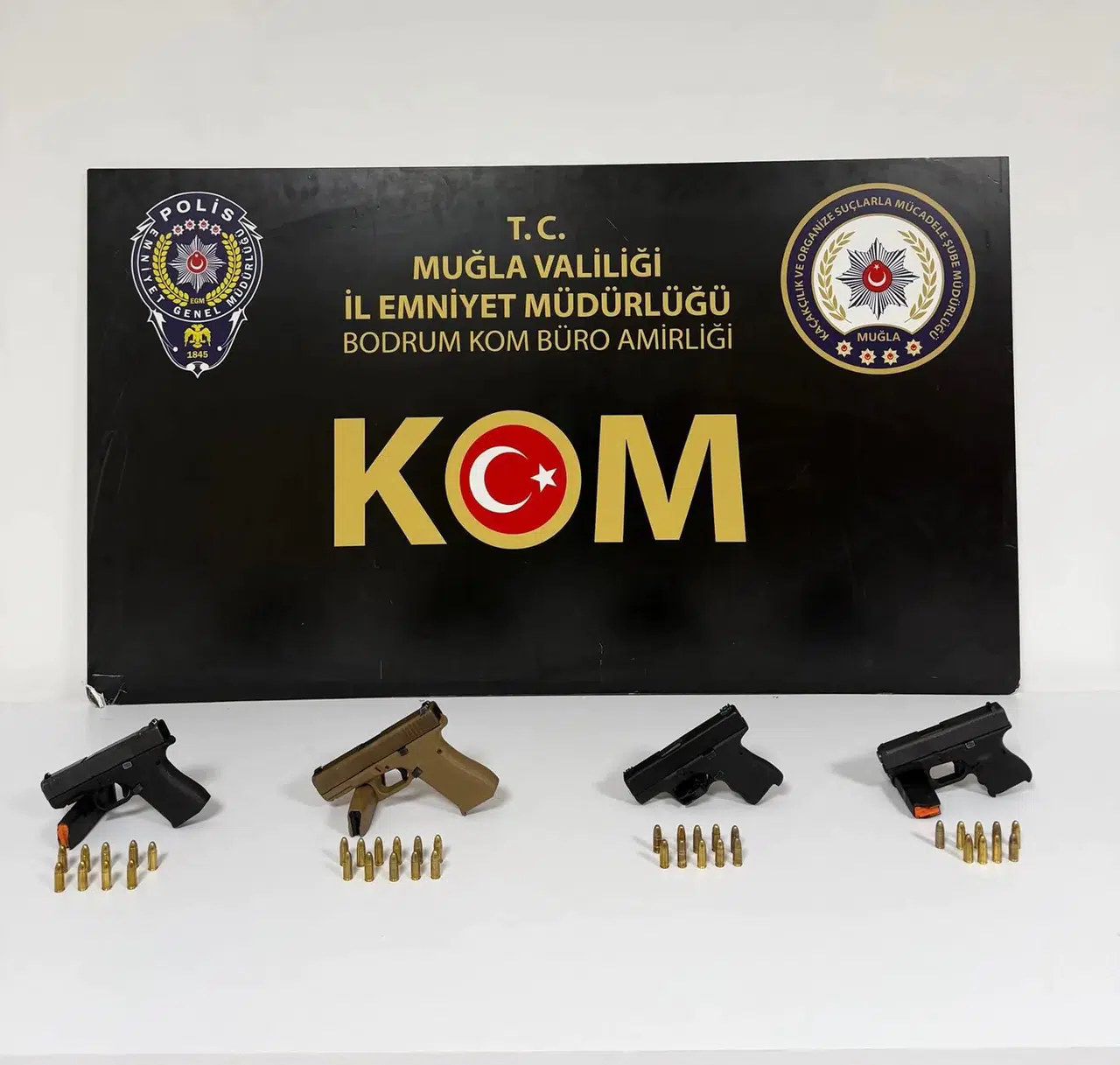Bodrum’da polisten kaçmaya çalışan 4 kişi silahlarla yakalandı