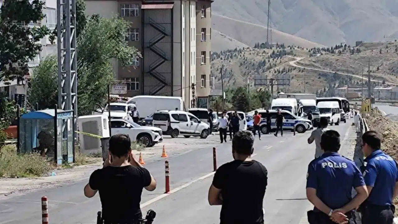 Bitlis'te duraktaki sahipsiz paket polisi harekete geçirdi