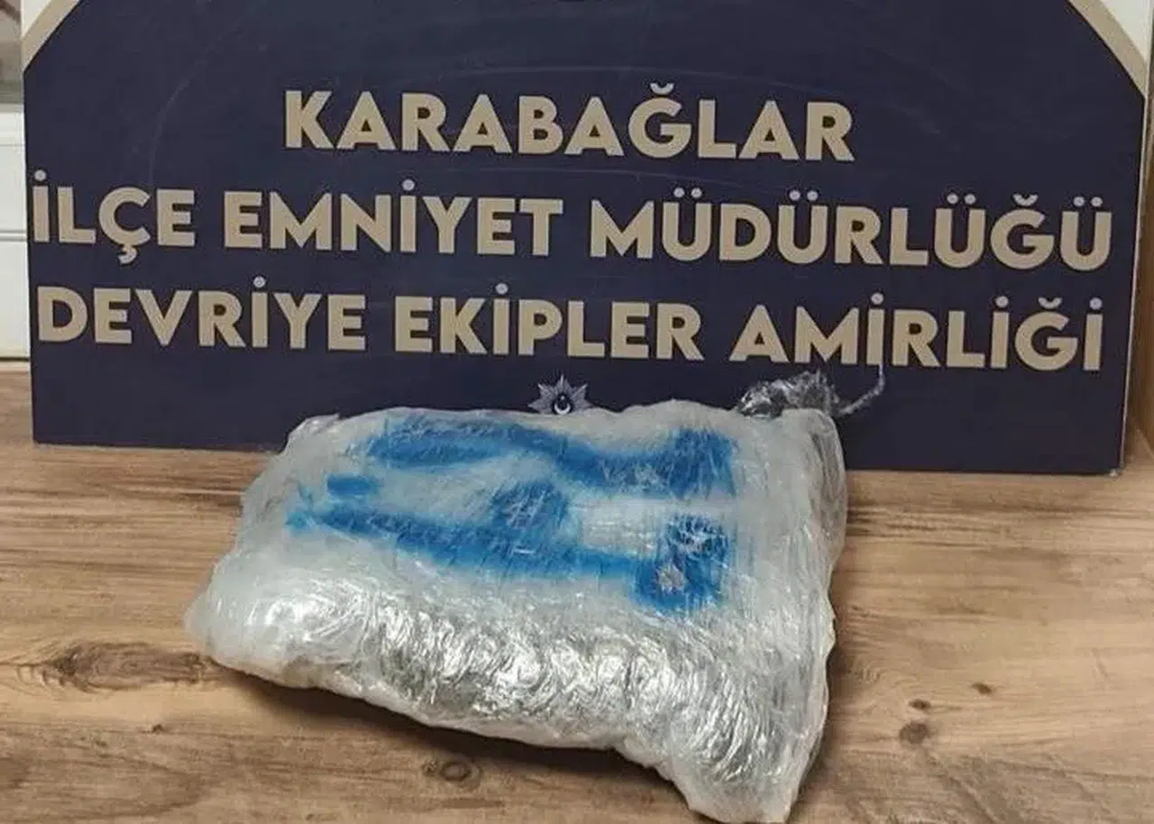 İzmir'de polisten kaçan şüphelinin çantasından servet değerinde uyuşturucu çıktı