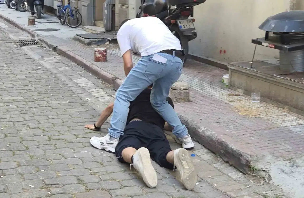 Samsun sokaklarında polisten kaçan şüpheliye kelepçe